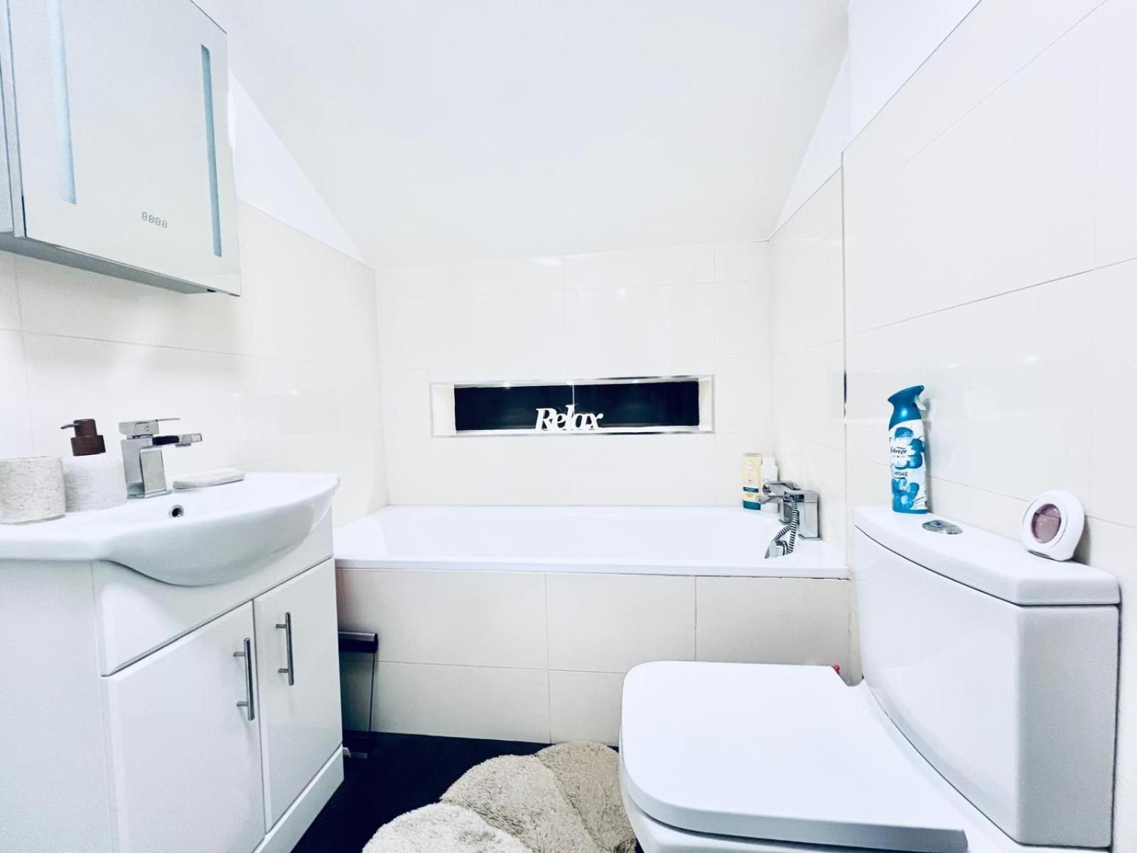 Charming London Home, Opp Arnos Grove Underground Station, Parking New Southgate Extérieur photo
