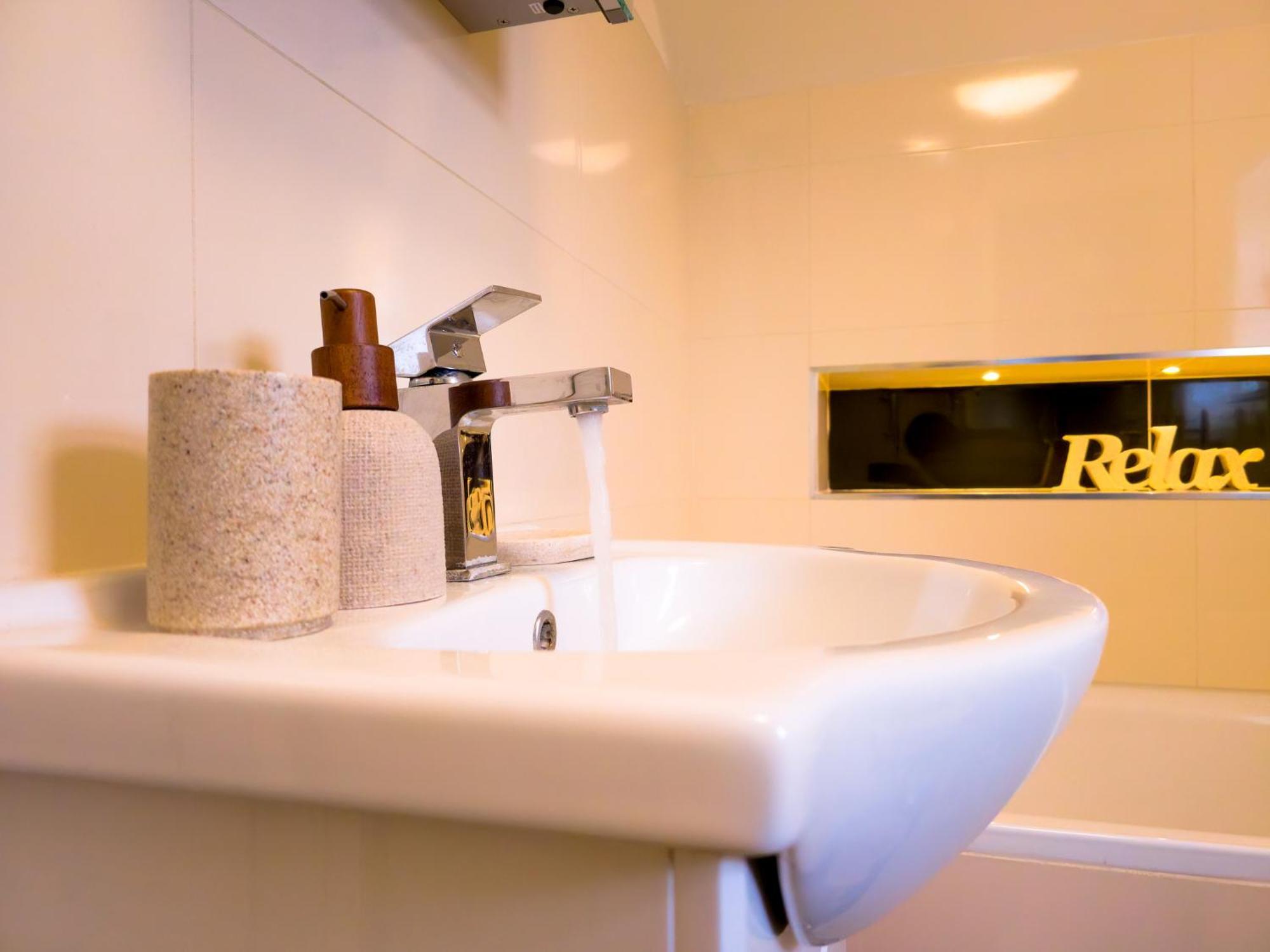 Charming London Home, Opp Arnos Grove Underground Station, Parking New Southgate Extérieur photo
