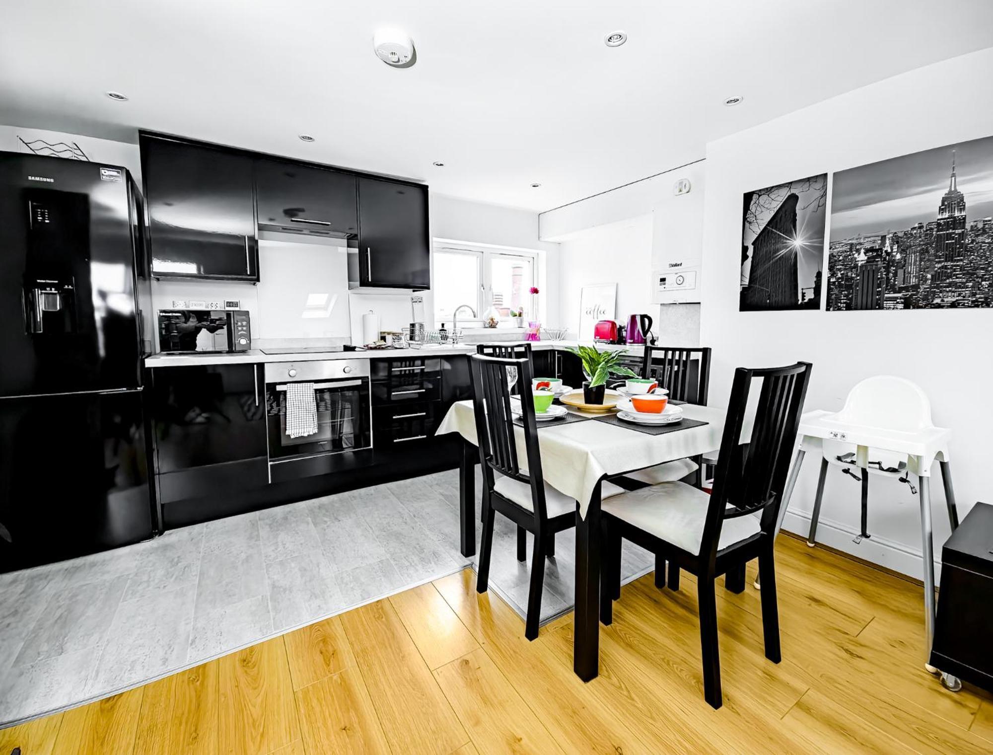 Charming London Home, Opp Arnos Grove Underground Station, Parking New Southgate Extérieur photo